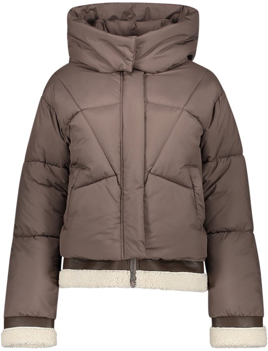 Bruine, korte winterjas met teddy details bij de manchetten en onderkant, en een opstaande kraag. Zonder model.