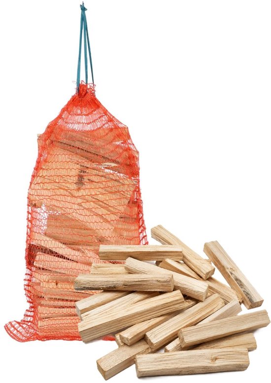 Netzak met aanmaakhout, met een hoopje houtblokjes ernaast, op witte achtergrond.