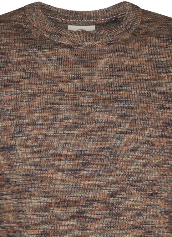 Close-up van de halslijn van een bruine gemêleerde trui met een label.