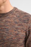 Close-up van een gemêleerde bruine trui met oranje en blauwe accenten.