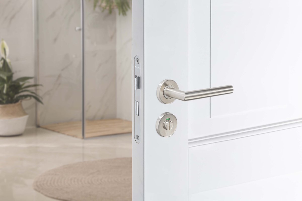 AXA Briton Klik Deurbeslagset Binnendeur - Kruk Milan geveerd - Ronde rozetten voor toilet en badkamer comfort - RVS