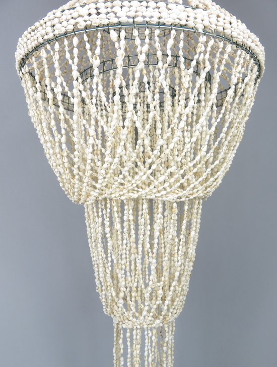 Onderkant van een lamp van witte schelpen op een metalen frame, met druipende lagen schelpen.