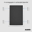 Zwarte achterkant van een aluminium A4 lijst met 4 schroeven en pluggen voor montage.