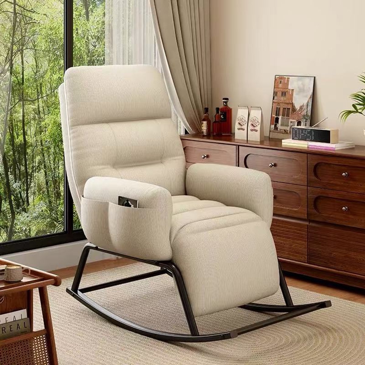 Extra grote crèmekleurige schommelstoel met verstelbare rugleuning en voetensteun geschikt als leesstoel voor buiten en als relaxstoel voor binnen comfortabele corduroy schommelstoel ideaal voor terrassen veranda's balkons en woonkamers
