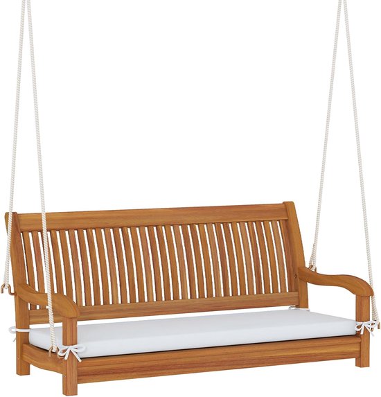 Houten schommelbank met wit zitkussen, hangend aan touwen, op een witte achtergrond.