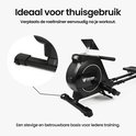 Zwarte roeitrainer met een stevige basis, getoond in een woonkamer.