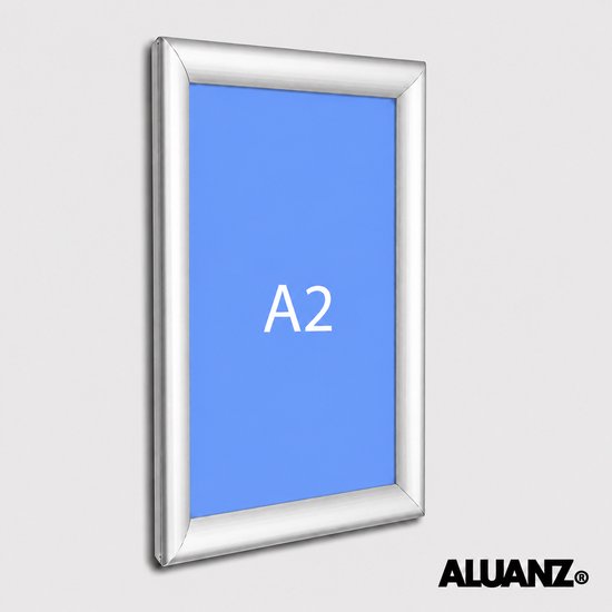 Zilverkleurig aluminium A2 posterframe hangend aan de muur.