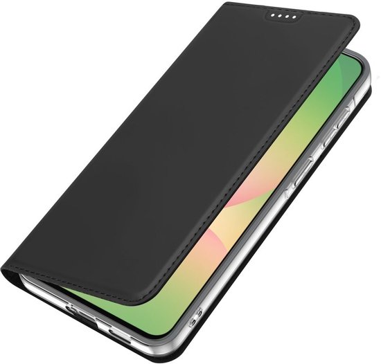 Zwarte telefoonhoes gesloten, een hand is zichtbaar aan de zijkant.