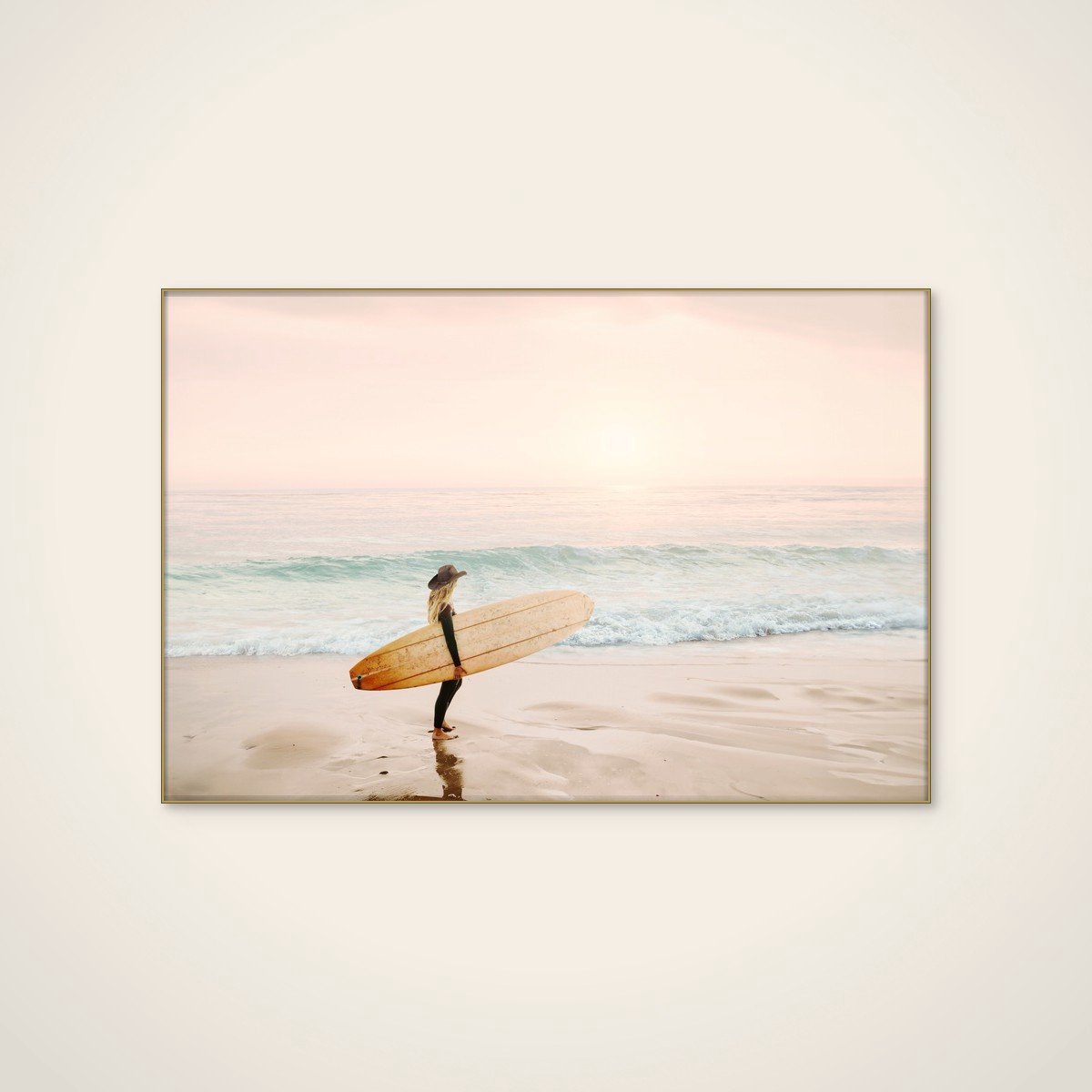 Akoestisch schilderij - 120 x 80 cm - Surfer Cowgirl van Kathrin Pienaar - Natuurlijke wanddecoratie - goud textielframe