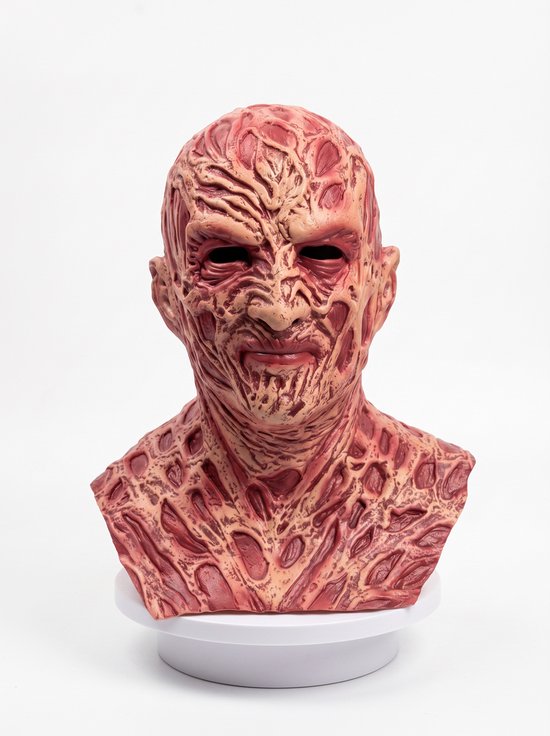 Voorkant van een Freddy Krueger masker. Het rozeachtige masker heeft rode, uitpuilende gebieden en zwarte, lege oogkassen.