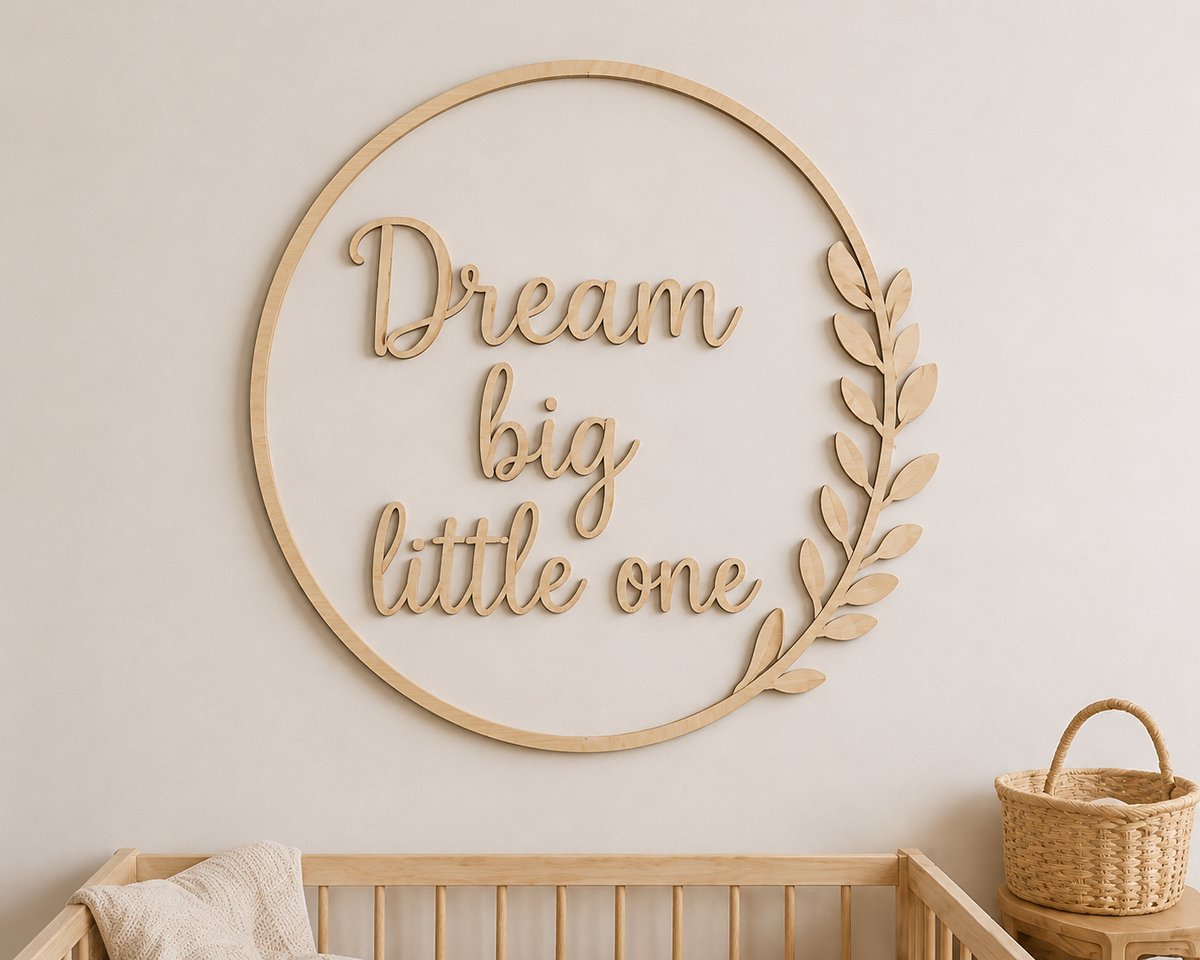 Houten Wanddecoratie Babykamer – Dream Big Little One – Ronde Muurdecoratie met Bladeren – 55 x 55 cm – Multiplex