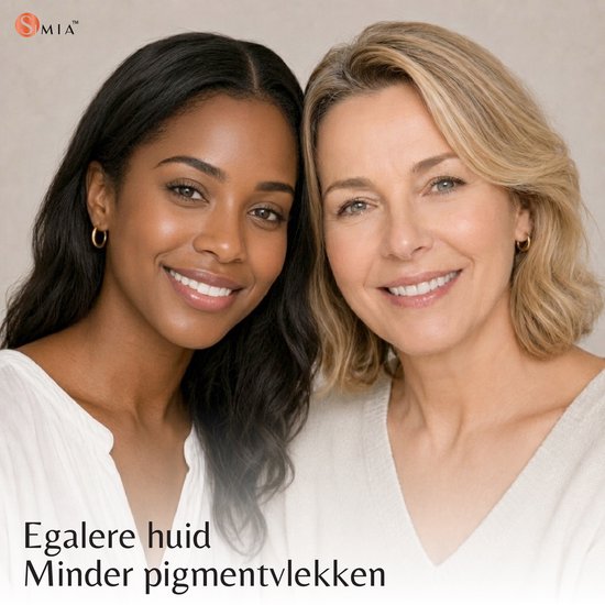 Twee vrouwen, een met donker haar en huid, de ander met blond haar en lichte huid, lachen naar de camera. "Egale huid Minder pigmentvlekken".
