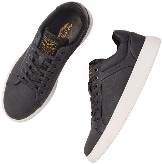Twee donkerblauwe PME Legend sneakers, gedetailleerde close-up van de veters en het logo.