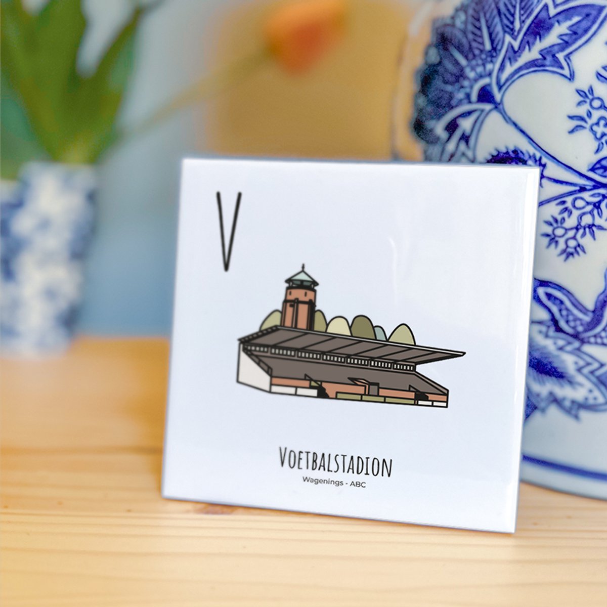 Voetbalstadion - ABC tegeltje Wageningen - Keramiek met Handgetekende Illustratie - Wanddecoratie - Woondecoratie - Relatiegeschenk - Souvenir - 10,8 x 10,8 cm
