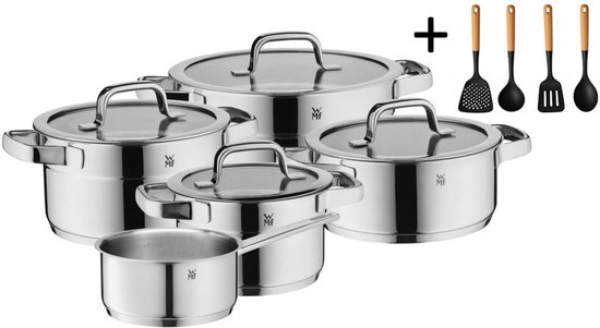 Ensemble de casseroles WMF argentées avec couvercles en verre, comprenant 4 casseroles et 1 petite casserole, plus un set de 4 ustensiles de cuisine noirs.
