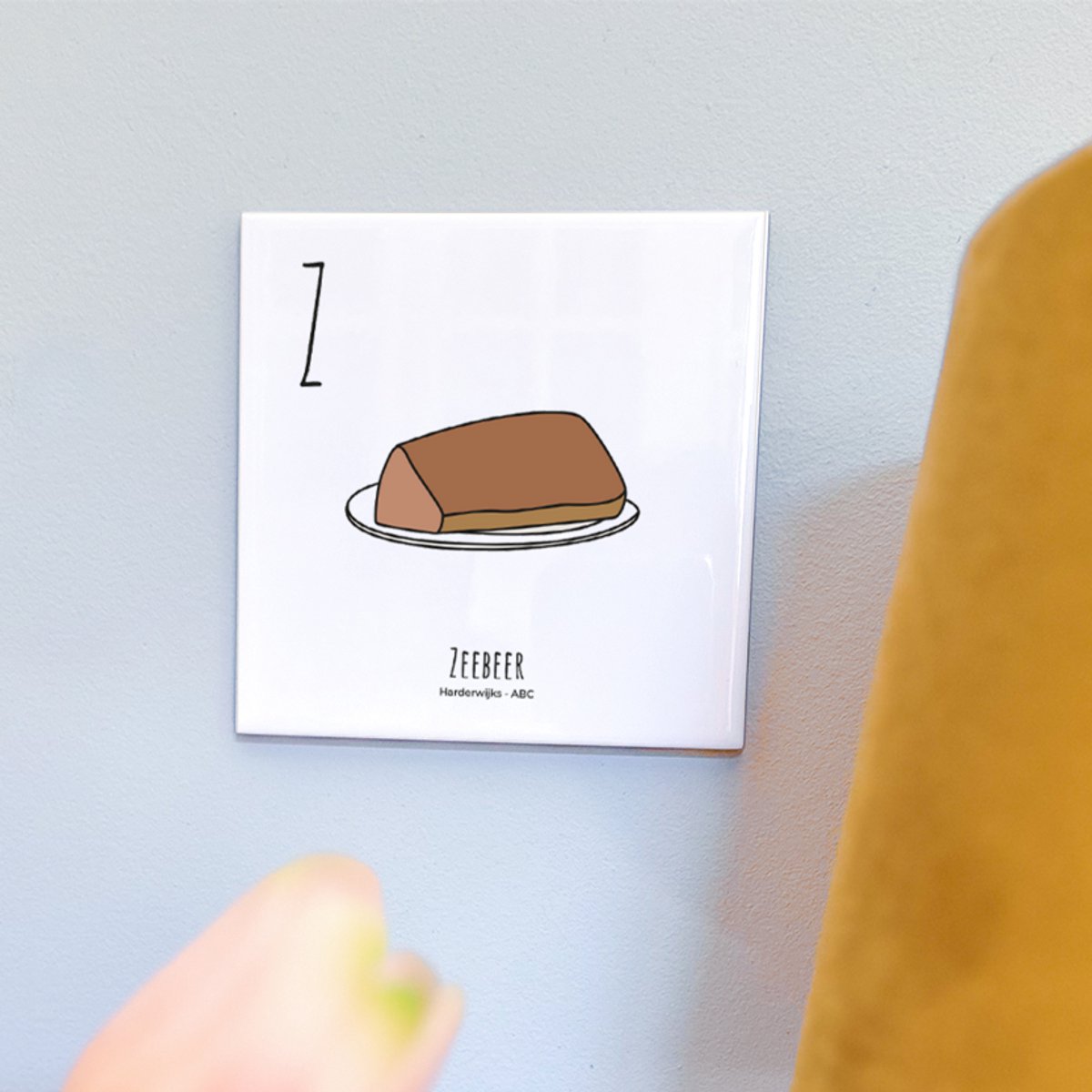 Zeebeer - ABC tegeltje Harderwijk - Keramiek met Handgetekende Illustratie - Wanddecoratie - Woondecoratie - Relatiegeschenk - Souvenir - 10,8 x 10,8 cm