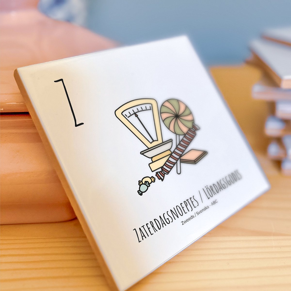 Zaterdagsnoepjes / Lördagsgodis - ABC tegeltje Zweden-Sverige - Keramiek met Handgetekende Illustratie - Wanddecoratie - Woondecoratie - Relatiegeschenk - Souvenir - 10,8 x 10,8 cm