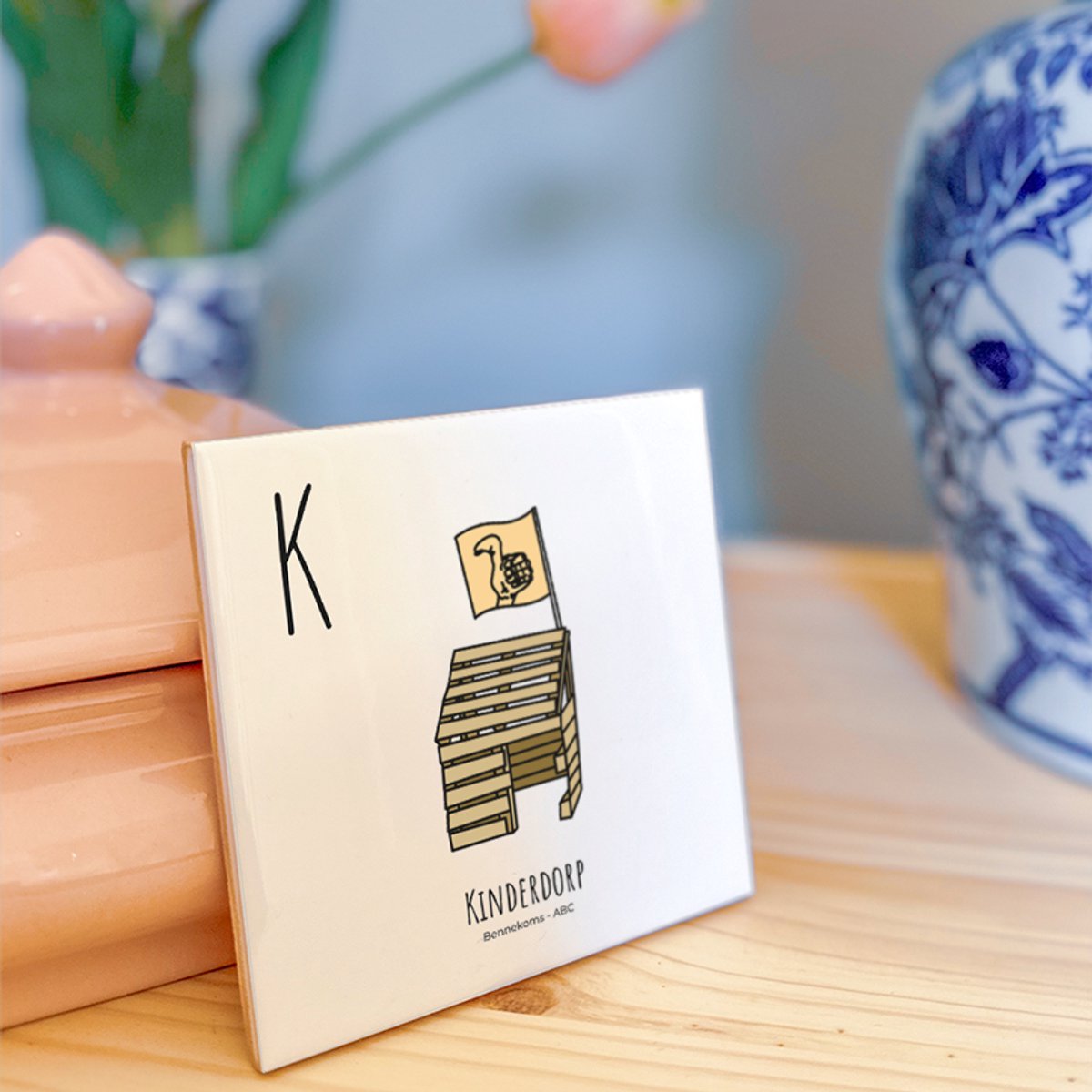 Kinderdorp - ABC tegeltje Bennekom - Keramiek met Handgetekende Illustratie - Wanddecoratie - Woondecoratie - Relatiegeschenk - Souvenir - 10,8 x 10,8 cm