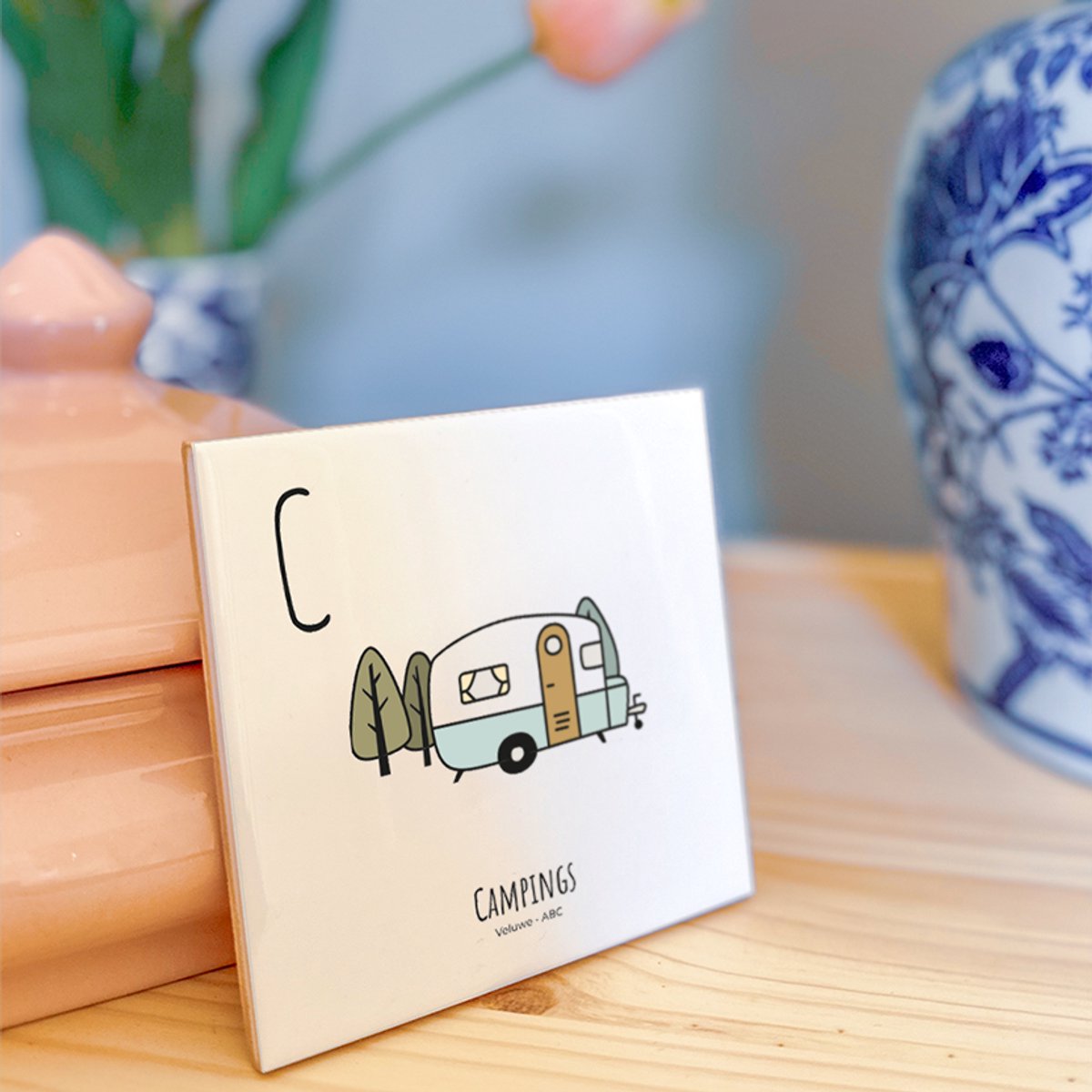Campings - ABC tegeltje Veluwe - Keramiek met Handgetekende Illustratie - Wanddecoratie - Woondecoratie - Relatiegeschenk - Souvenir - 10,8 x 10,8 cm