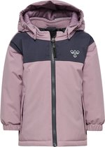 Roze jas met donkergrijs borstblok, rits en capuchon.