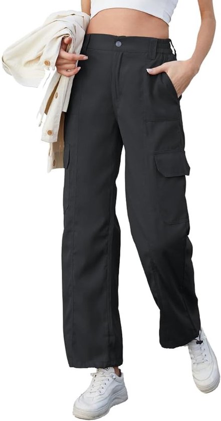Mannequin portant un pantalon cargo gris foncé ample, taille haute et poches, tenue décontractée.