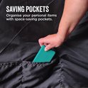 Hand stopt een turquoise telefoon in een opbergvak van een zwarte tent. "Saving Pockets - Organise your personal items with space-saving pockets."