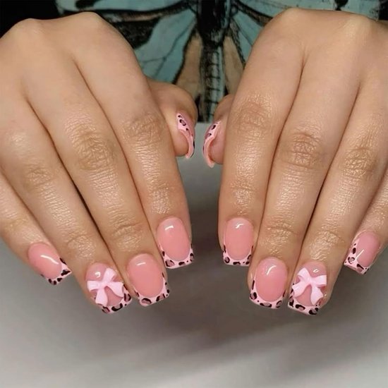 96-delige set met kunstmatige nagels in French tip design, korte vierkante nagels, roze luipaardprint, strikjes en manicuredecoratie — afbeelding 5