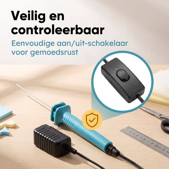 Een cyaanblauwe schuimsnijder op een houten ondergrond, met een vergrote weergave van de aan/uit-schakelaar.