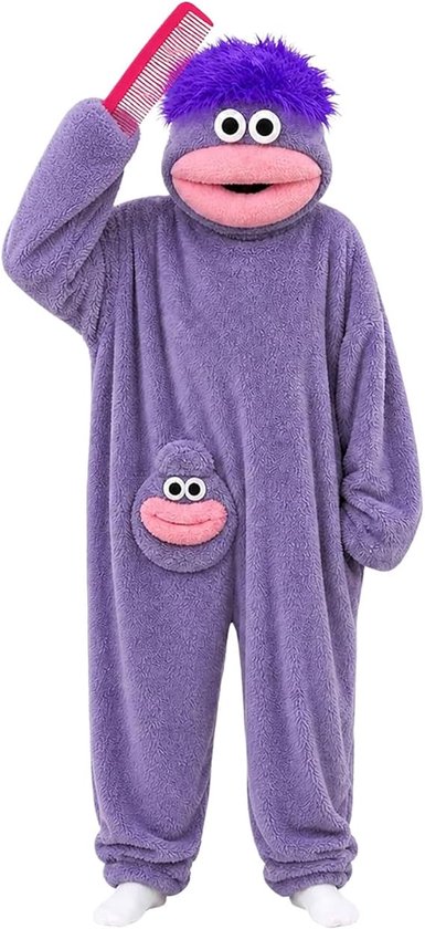Paarse onesie met paars pluizig haar, grote mond en buidel met gezichtje. Kind houdt een rode kam boven hoofd.
