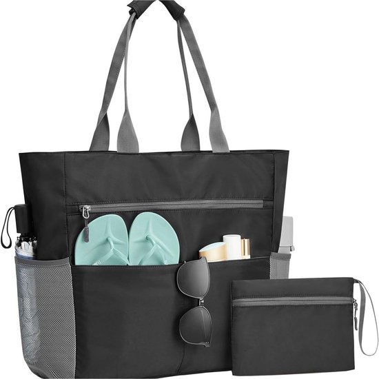 Zwarte strandtas met mintgroene slippers, zonnebril, cosmetica en een apart etui. De tas heeft grijze meshvakken aan de zijkanten.