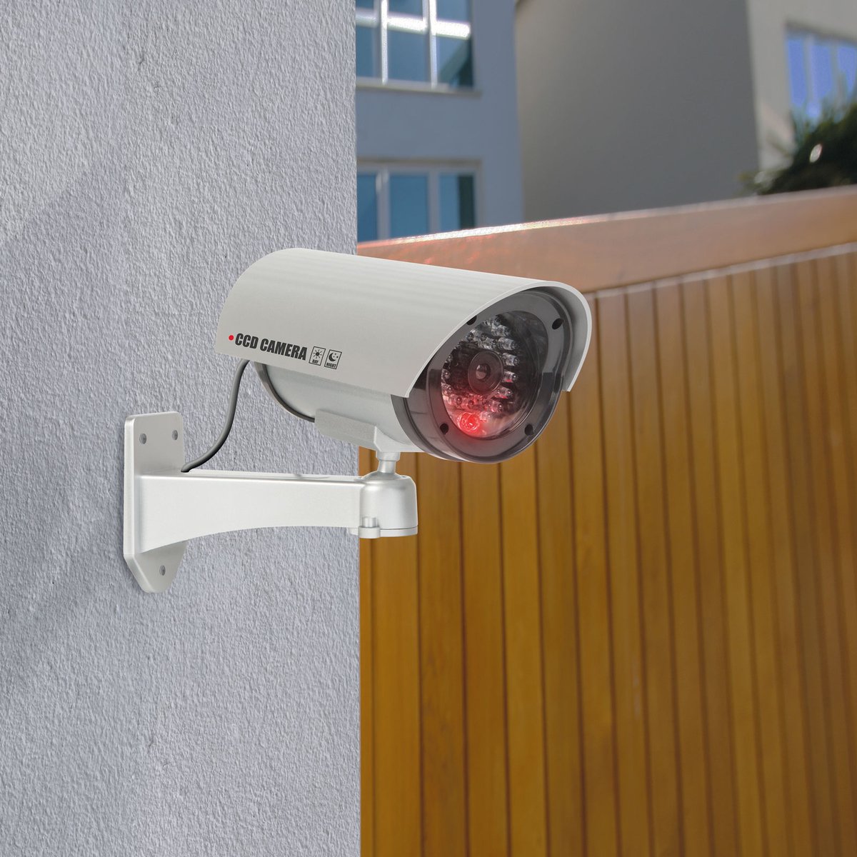 Dummy beveiligingscamera - zilver - met knipperende rode LED - 360° draaibaar - realistisch ontwerp - werkt op 2x AA batterijen - indoor gebruik (IP20) [55294]