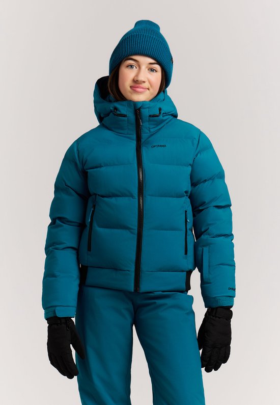 Meisje in blauwe ski-jas, bijpassende muts, broek en zwarte handschoenen. "protest" logo op de jas.