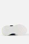 Onderkant van een blauwe Skechers gymschoen met witte zool en limegroene rand.