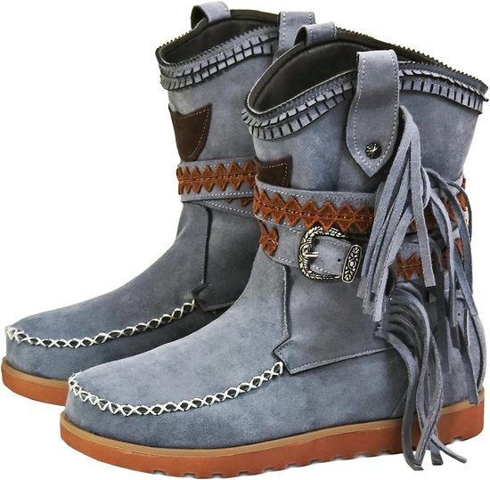 Lichtblauwe enkellaarzen met franjes, gesp, bruine banddetails en witte stiksels.