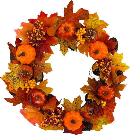 Herfstkrans met pompoenen, bladeren, bessen en dennenappels.