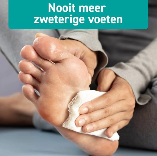 Voetzool met transpiratie die wordt afgeveegd met een doekje. Tekst: Nooit meer zweterige voeten.
