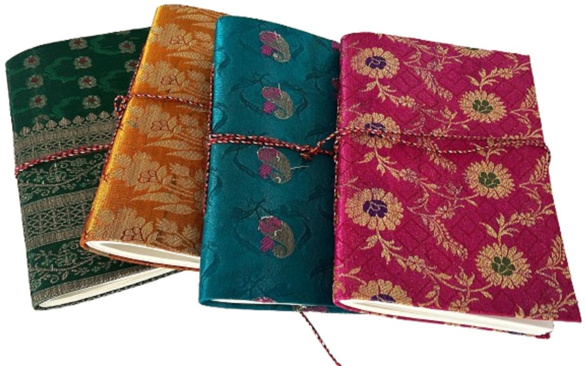 Sari Bahiboek met Koord – A5 – Handgemaakt – Gerecycled Sari Katoen – Blanco Papier – Assorti Kleuren