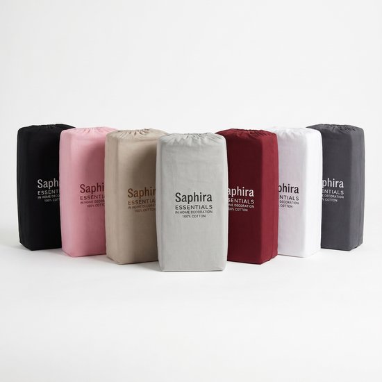 Zes gevouwen hoeslakens in de kleuren zwart, roze, beige, lichtgrijs, bordeauxrood, wit en donkergrijs. Tekst op elk laken: Saphira Essentials, Home Decoration, 100% Cotton.