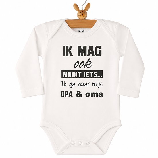 Wit babyrompertje met lange mouwen, met de tekst "IK MAG ook NOOIT IETS... Ik ga naar mijn OPA & OMA".
