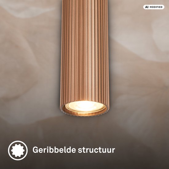 Close-up van een koperkleurige, geribbelde cilinderlamp.