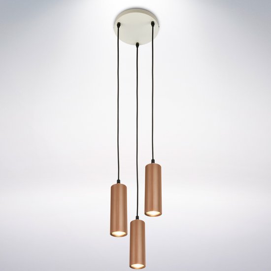 Drie koperkleurige hanglampen met geribbelde structuur op een witte achtergrond.