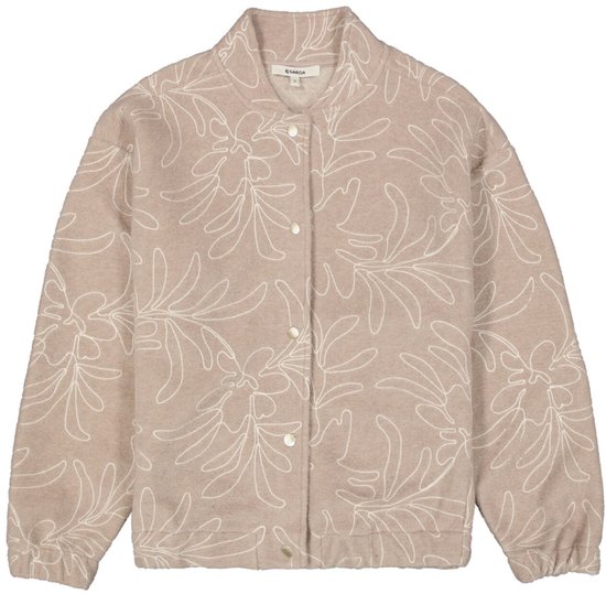 Beige bomberjack met opvallend wit geborduurd bloemenpatroon, gesloten met drukkers.