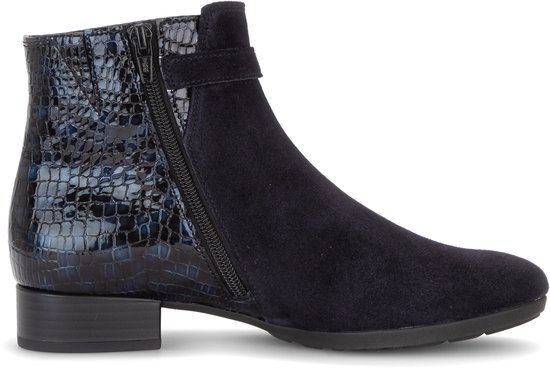 Bottine bleu marine en daim avec détails imprimé croco bleu sur le talon et le zip, et un détail boucle.