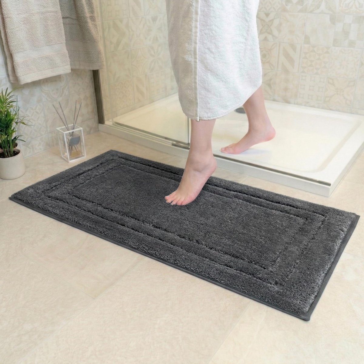 SnelShoppen - Decomira Badmat Anti-Slip 80x150 cm | Super absorberend, machinewasbaar, donkergrijs | Voor badkamer, douche, bad of WC mat | Comfort en