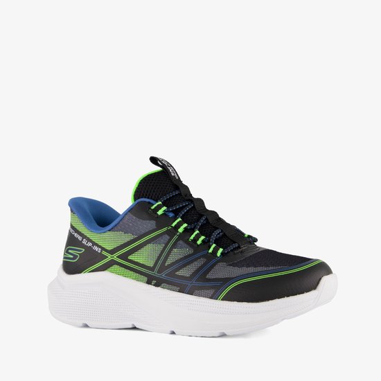Zwarte sneaker met blauwe en limegroene accenten en witte zool.