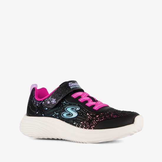 Zwarte Skechers sneaker met roze veters, sterrenprint en glinsterende details.