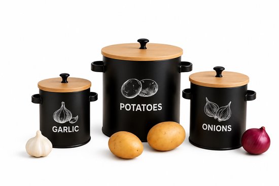 Zwarte voorraadpotten met houten deksels: 'GARLIC', 'POTATOES', 'ONIONS'. Drie potten met afbeeldingen van groenten.