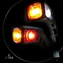 Twee LED-markeringslampen in een set, verlicht met wit, oranje en rode kleuren tegen een zwarte achtergrond.
