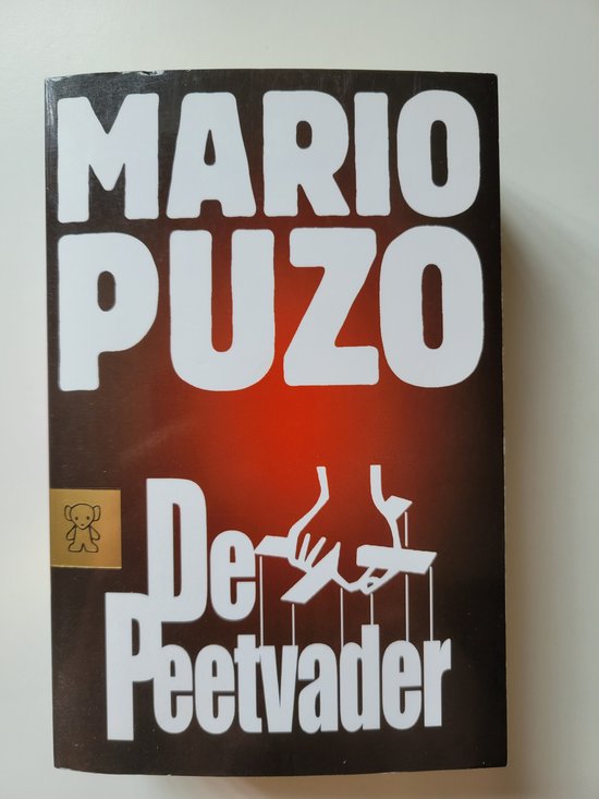 Le Parrain de Mario Puzo. Livre avec fond noir et rouge, lettres blanches et image de type marionnette.