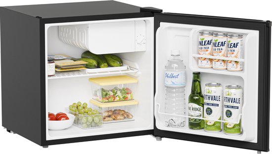 Zwarte minikoelkast met open deur, gevuld met fruit, salades, dranken en zalm.